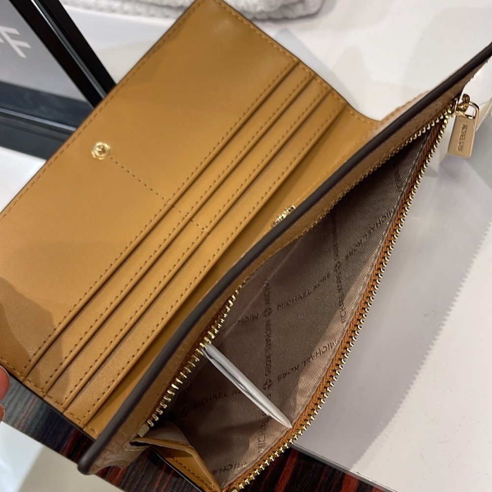 Michael Kors Reed Large Bifold Pebbled Leather Snap Wallet Card Case
Deer
NWT - Picture 10 of 16